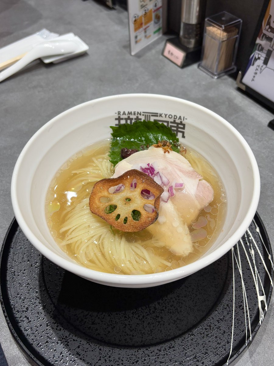 40s_drinker's tweet image. 大阪市天王寺区【拉麺兄弟】特製兄貴の醤油🍜香り豊かな熟成醤油のふれこみ通りすごく良い香り❤️妻様の梅出汁と海老の冷製拉麺も良き😋毎週、出汁の節が変わるのも面白いですね👍