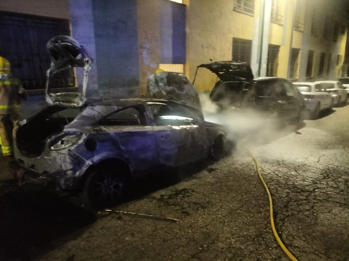 Un immigrant d'origen africà amenaça una patrulla de Mossos amb un ganivet de grans dimensions, un marroquí ocasiona desperfectes a dues terrasses i un vehicle apareix calcinat.

No parlo de Salt, parlo de Ripoll.

I l'oposició dient que aquí no hi passa mai re i que no entenen