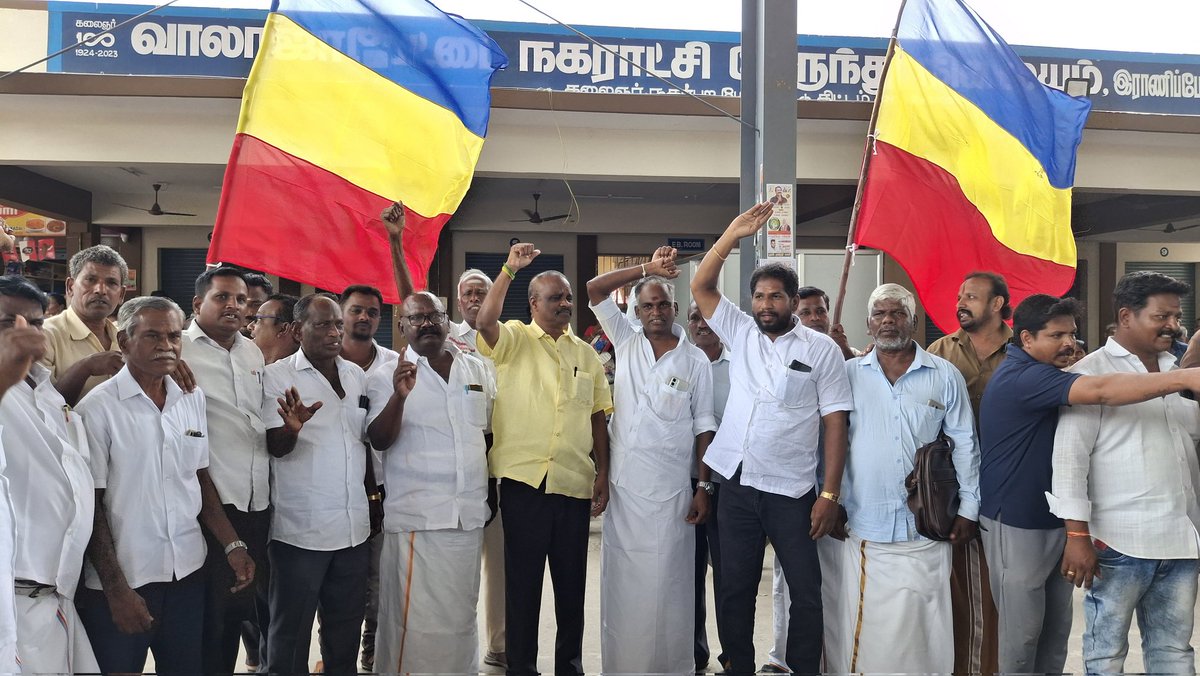 kamalpmk's tweet photo. மருத்துவர் அன்புமணி இராமதாஸ் அவர்களை பாமக தலைவராக அங்கீகரித்து இந்திய தேர்தல் ஆணையம். 

2026 ஆகஸ்ட் வரை பதவியை நீட்டிக்கும் பொதுக்குழு தீர்மானத்தை ஏற்று கடிதம்.

மாம்பழம் சின்னமும் அன்புமணிக்கே என தேர்தல் ஆணையம் கடிதம் அளித்தது.

#அன்புடன்பாமக
#PMKPresidentAnbumani https://t.co/vwel3xkhaZ