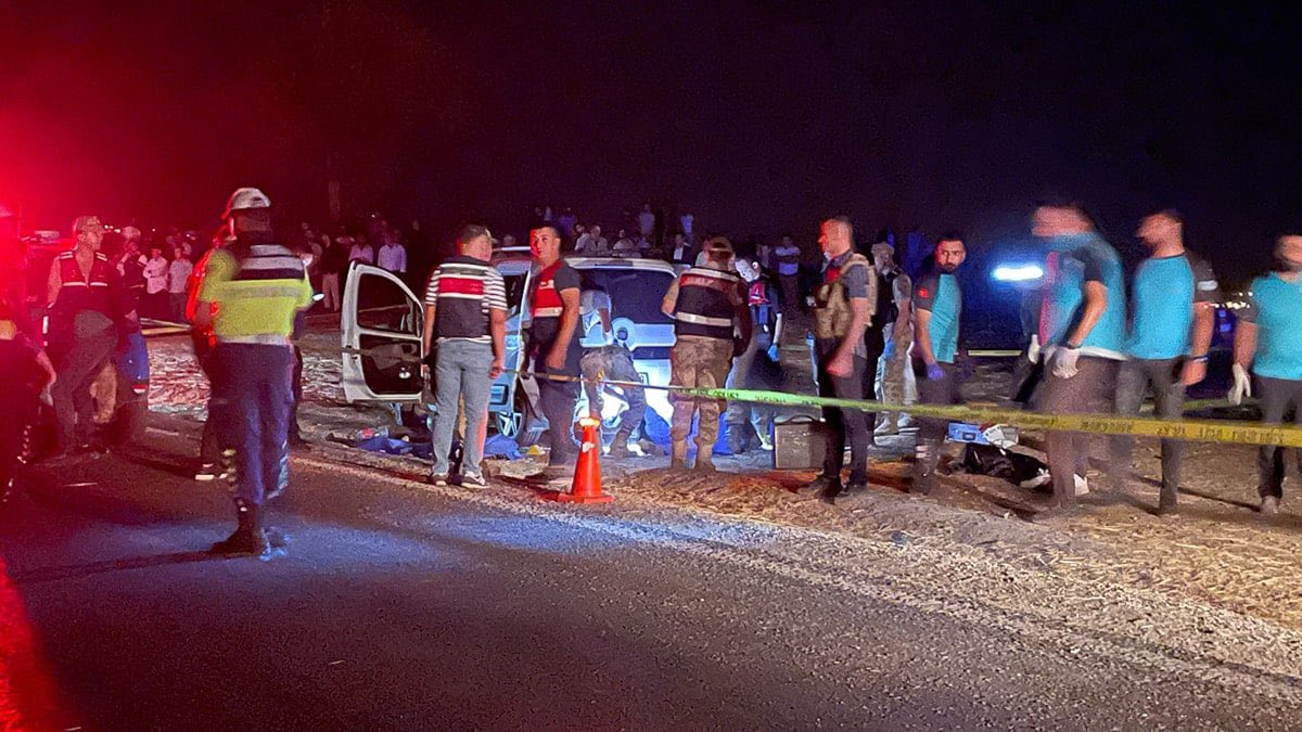 BATMAN'DA BİR AİLEYE PUSU KURULDU
📌 Silahlı saldırıda araçta bulunan ikisi çocuk 4 kişilik aile olay yerinde hayatını kaybetti.
📌 Arazi kavgası nedeniyle gerçekleştiği öne sürülen saldırıda hayatını kaybeden çocuklardan biri 5, diğeri 7 yaşındaydı