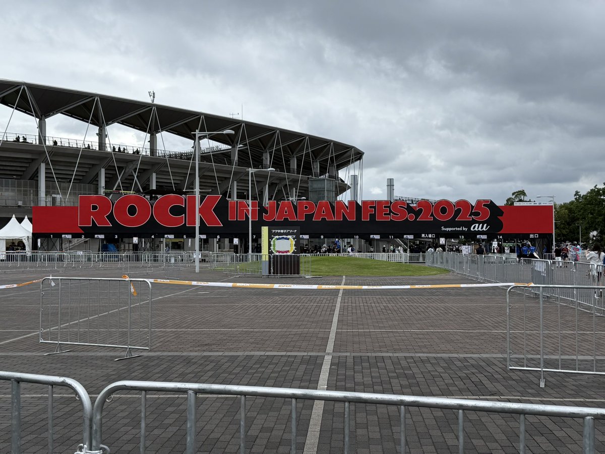 ロッキン、39歳男性にはちょっとしんどいわね…もちょっといろいろ見たかったんだけど体力が持たない。推しの番まで休憩。
