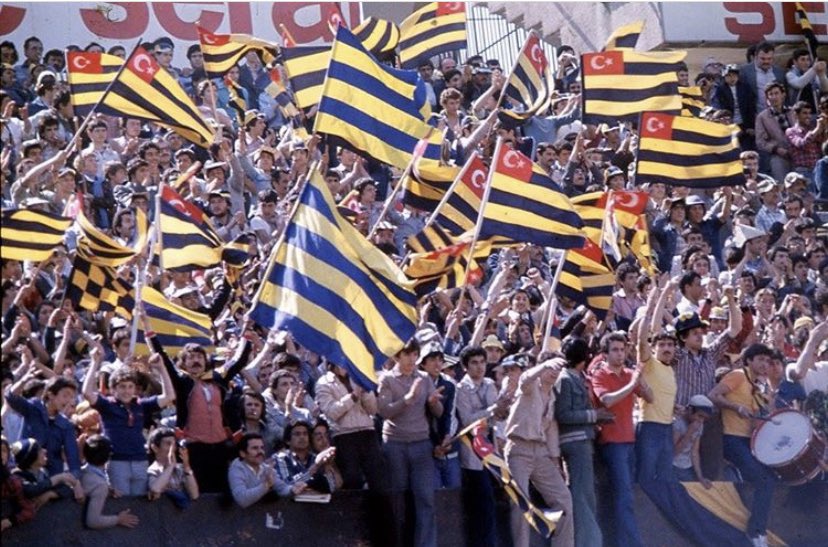 ajansfenercom's tweet photo. 70’ler, 80’ler, 90’lar ve günümüz… Yaşa Fenerbahçe 💛💙 https://t.co/n6xzL4d1hO