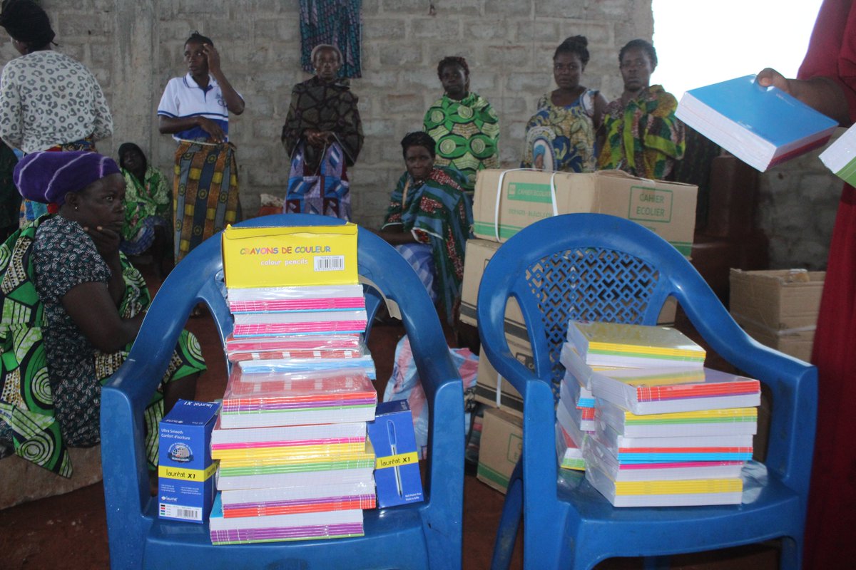 safd_tg's tweet photo. Don de fournitures scolaires à 98 enfants (dont 03 étudiants) des agricultrices de la coopérative GBENODU à Kaglo Kopé (Abobo). 
🙏Merci à M. MEKOU pour son soutien. 
Une fille éduquée, c’est un monde meilleur.
Femme, ton droit, ta vie !
#éducation #safd https://t.co/tZop5NRtON