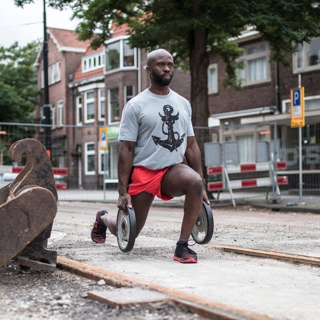 Mindset is je eerste spier.Het is de lens waardoor je elke training, elke tegenslag en elke overwinning ziet. Vraag jezelf vandaag:train ik omdat ik moet,of omdat ik wil groeien?Discipline die van binnenuit komt, bouwt blijvende kracht.
#MindsetMonday #PeakPerformance #BasicBlack