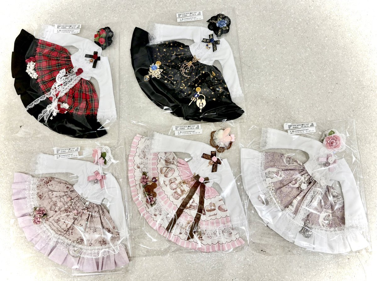 ただ今、＃ドールポイント秋葉原 に　
1/4サイズ用ワンピを納品いたしました🌟
バスト18センチまで可能です。
クリップ式丸型ヘッドドレス付き
各4800円
＃ドルポ
