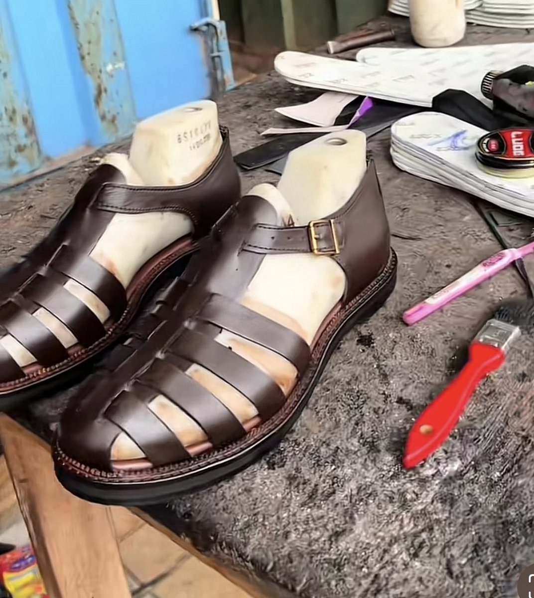 imbrakoby's tweet photo. Some Ghanaian shoemakers are actually doing well. I came across this guy on TikTok who made this stunning pair of sandals, and the price is very affordable. His details are in the comments. https://t.co/t24GKaAcVl