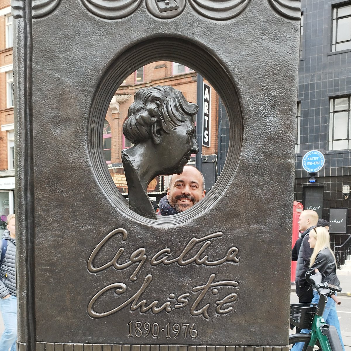 Shakespeare tiene mi respeto,
Conan Doyle, mi admiración,
y Barrie, mi devoción...
Mas prefiero los aprietos,
misterios, dudas, secretos,
salón, pasillo, escalera,
mansión, pausa, giro, espera,
de Agatha Christie, escritora,
ágil manipuladora
que creó La ratonera.