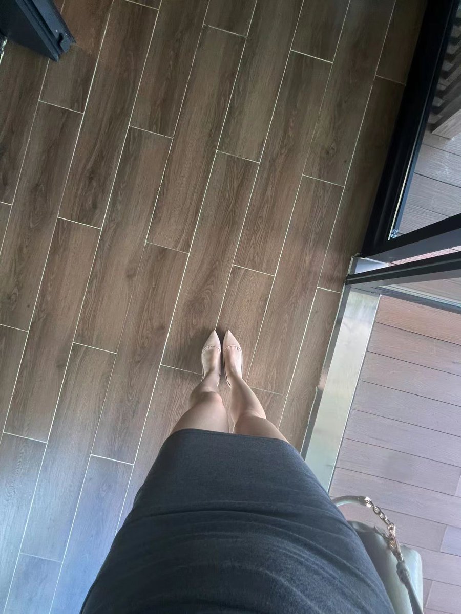 絲襪控都評價一下
這樣的腿適合穿嗎 （黑絲還是白絲？）
#姐姐 
#反差