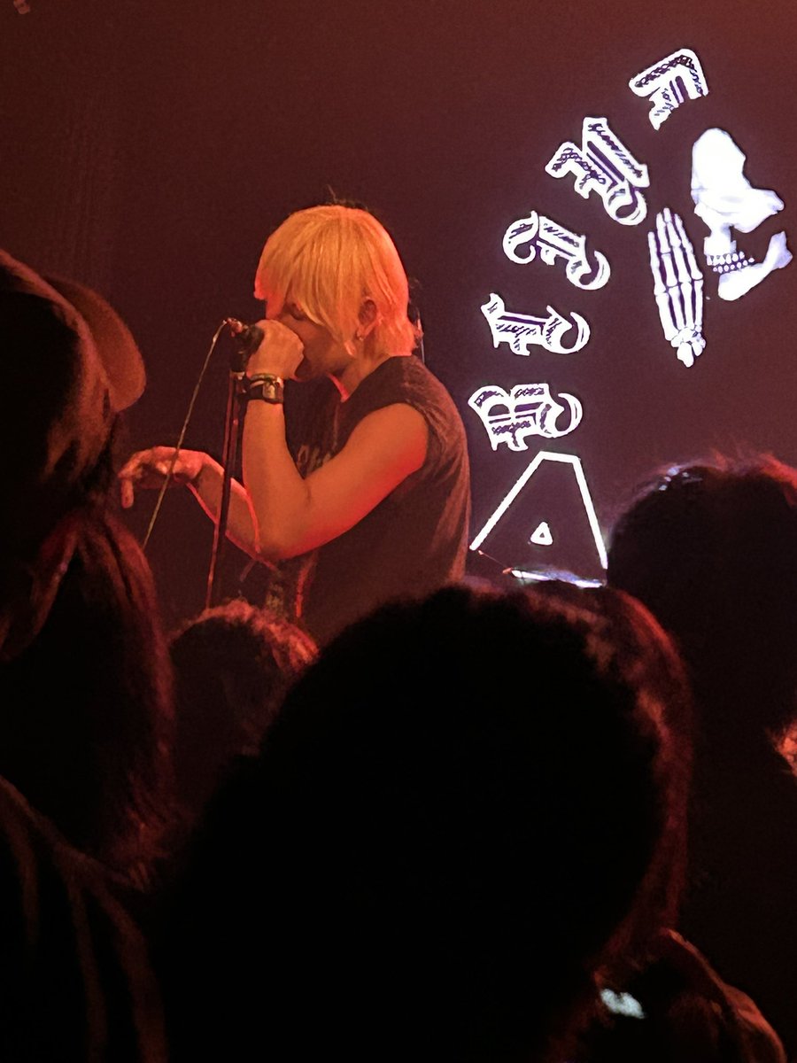 aki_espelt's tweet photo. 人生初の
ライブハウス…
それもスタンディング…😓
孫を優しく
見守る感じww
ガンバっす♪٩( 'ω' )و
#beer #wine #live #livehouse #shinjyuku #wildside #damia #DAMIA #rock #rockstar https://t.co/u3YgVA7p0v