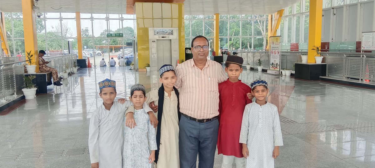 77shuklaShukla's tweet image. Waah Taj !!   देखने से पहले मैं
 कुछ #मुस्लिम बच्चों से भी बात  किया ताज महल मेट्रो स्टेशन पर। वो नमाज के लिए जा रहे थे शायद उनसे मदरसों की पढ़ाई का जिक्र भी किया। क्यों कि मैंने 2nd class तक उर्दू पढ़ी. 12वीं करने के बाद फिर 10वीं, 12वीं  उर्दू,संस्कृत और बायोलॉजी से Private.😊