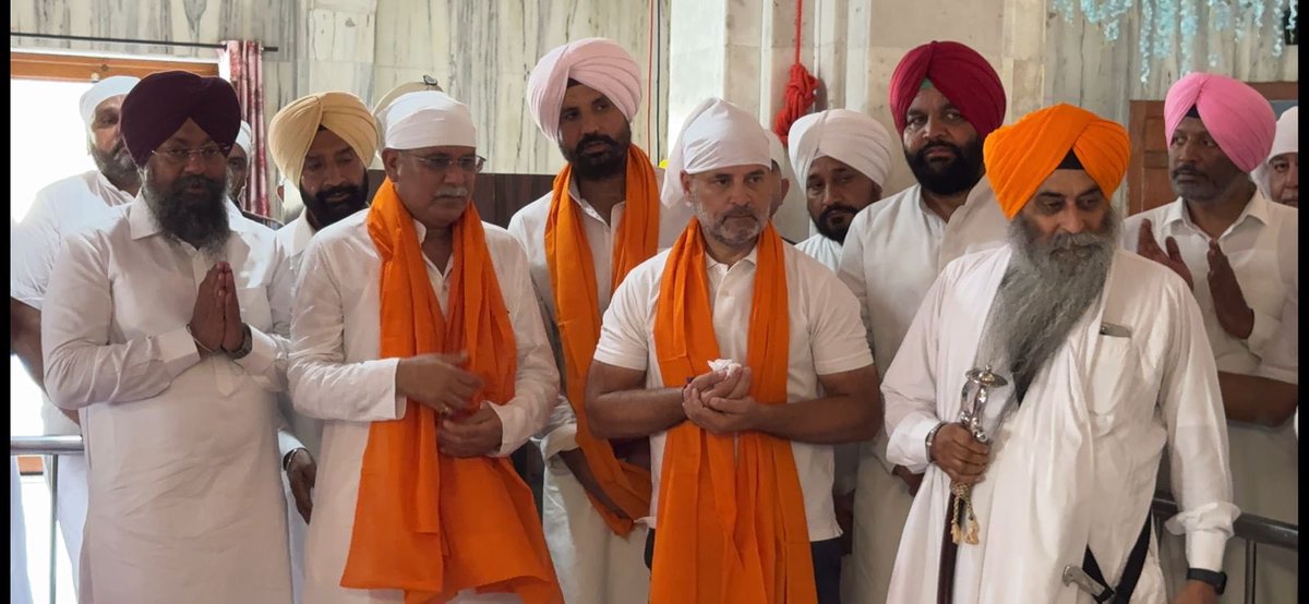 बाढ़ आपदा पीड़ितों से मिलने पंजाब पहुंचे आज हमारे नेता, जननायक श्री राहुल गांधी जी के साथ अमृतसर में गुरुद्वारा श्री समाध बाबा बुड्ढा जी साहिब में अरदास कर पंजाब और देश के लोगों के लिए प्रार्थना की.

इस दौरान प्रदेश कांग्रेस अध्यक्ष अमरिंदर सिंह राजा वारिंग जी, पंजाब में नेता