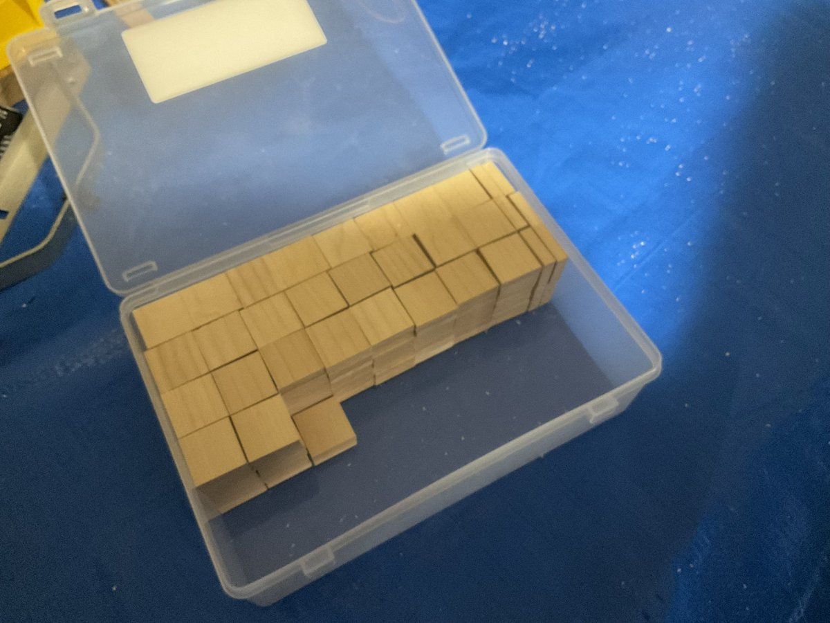 hato_craft's tweet photo. 象嵌ストラップ用のやつを切り出してました！
デカいケースのせいであんまり多く見えませんが190個くらいあります！大学が始まってしまう為なかなか作業出来ないかもしれませんが冬コミ通っていることを願ってちまちま進めていきます！ https://t.co/S4MWvSSAgg