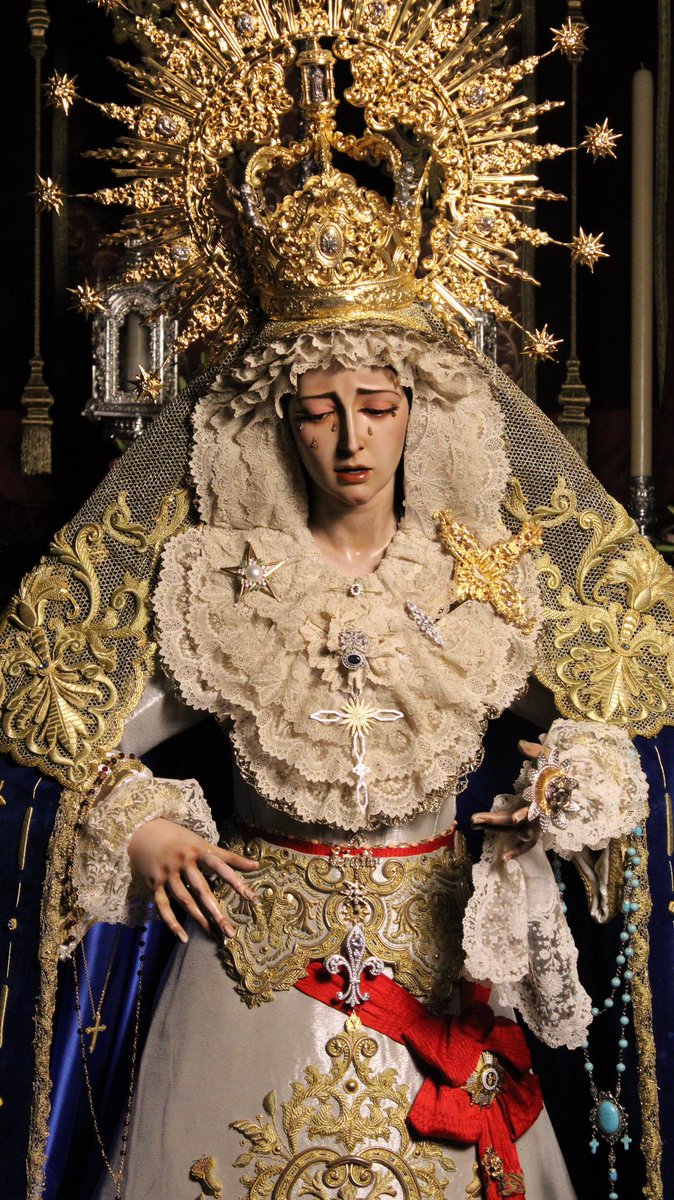 Hdad_Estrella's tweet photo. BESAMANOS DE NUESTRA SEÑORA 

Así se encuentra Nuestra Señora de la Estrella para su solemne besamanos, un año más se volverá a encontrar con todos sus devotos.

Para esta ocasión luce la saya de salida, bordada por el taller de Pérez Artes, corona de los Ríos https://t.co/8ihCdQk9Ww