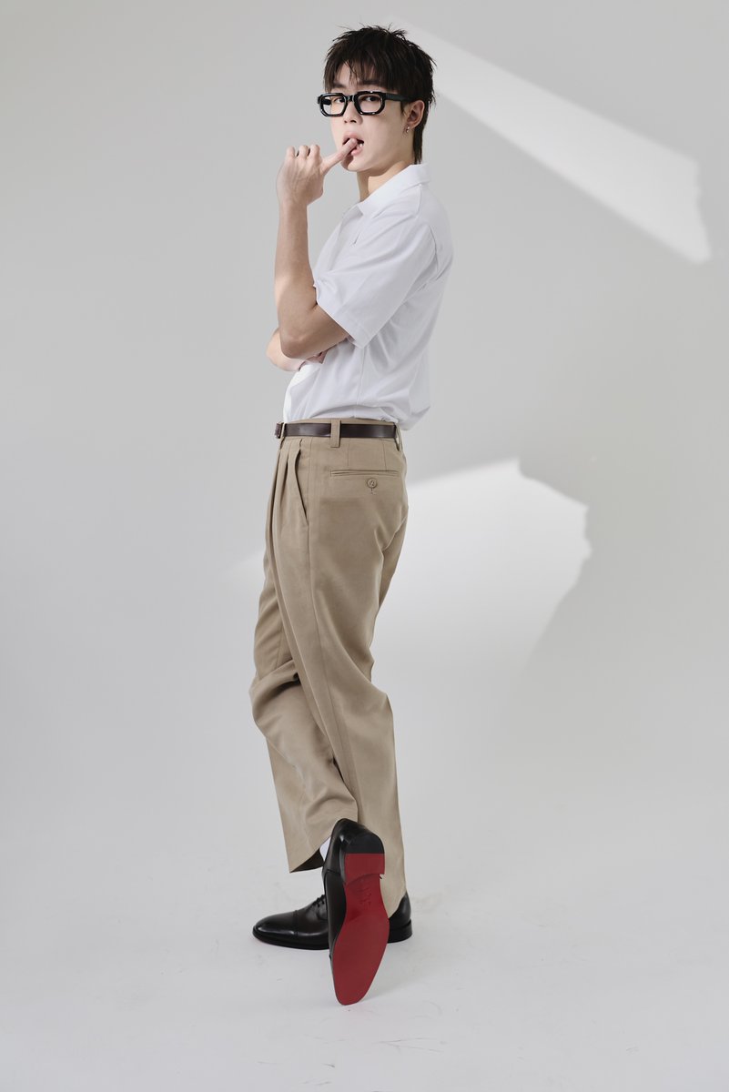 เท่ไปทุกท่า! หนุ่ม #นิวชยภัค นำเสนอความหล่อไปกับ Christian Louboutin คอลเล็กชั่น Fall/Winter 2025 ผ่านรองเท้าพื้นแดงซิกเนเจอร์ ที่ถูกนำมาตีความใหม่ด้วยดีเทลที่โดดเด่น และสร้างสรรค์ สะท้อนมิติใหม่แห่งความหรูหรา 💚

#NEWCHAYAPAK
#ChristianLouboutin
#MintNews