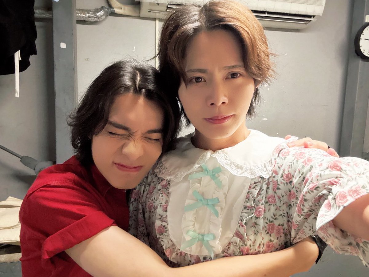 yoshidachi_hiro's tweet photo. 舞台「ポセイドンの孫とYシャツと私」
千秋楽、誠にありがとうございました。

皆様に励まされる毎日でした。

あまり女性に抱きついている写真をアップするのは気が引けるのだが...
一緒に駆け抜けてくれてありがとう
翔子！

#ポセ孫2025 https://t.co/BrNXh5Fbbg