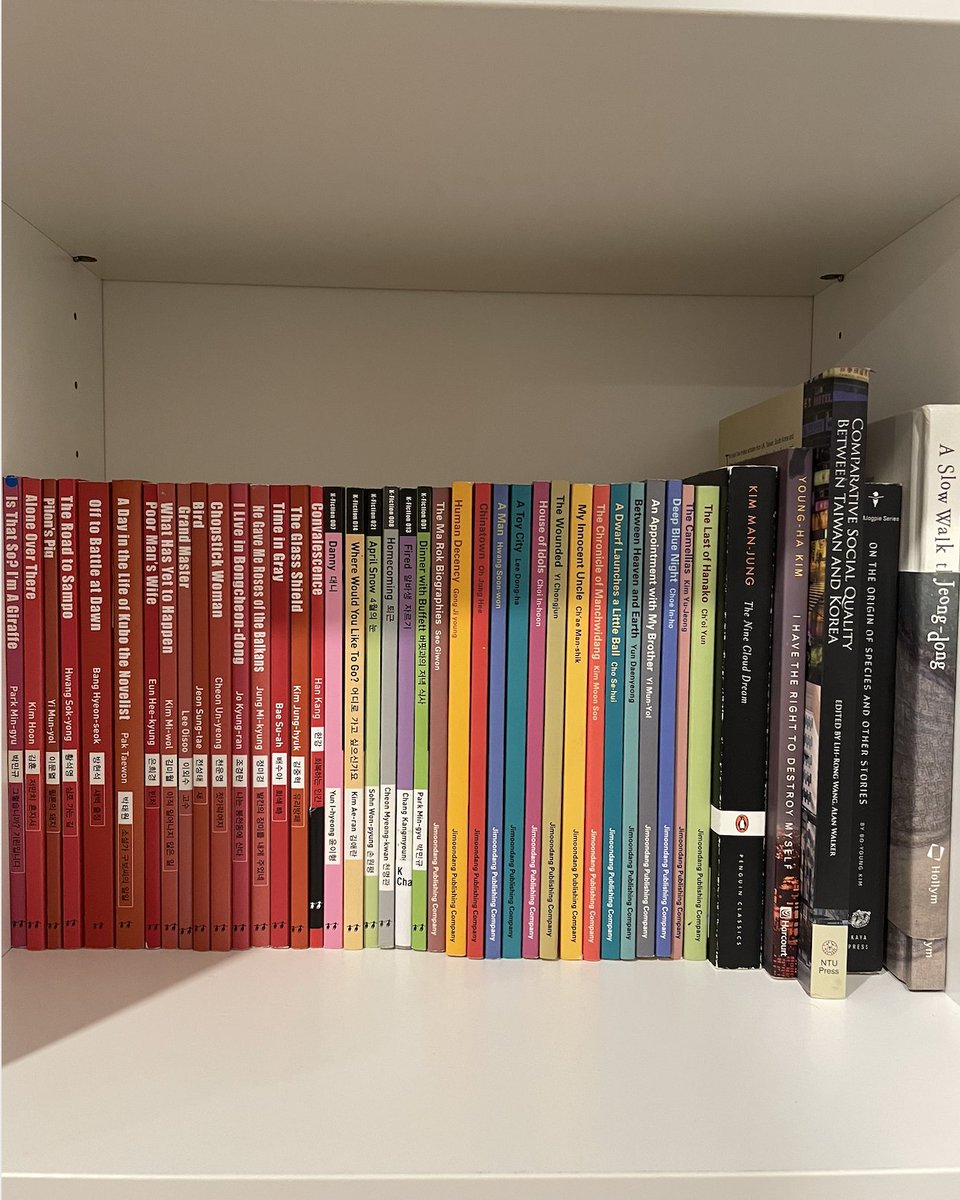 LanguageIsFun's tweet image. I confess that, despite having lived in Korea 🇰🇷, I've never really been into Korean drama, or Korean movies (haven't even seen Squid games), nor K-pop really (I've been out of the loop since Drunken Tiger anyway).   
But one thing I've been into has been Korean literature. Here…