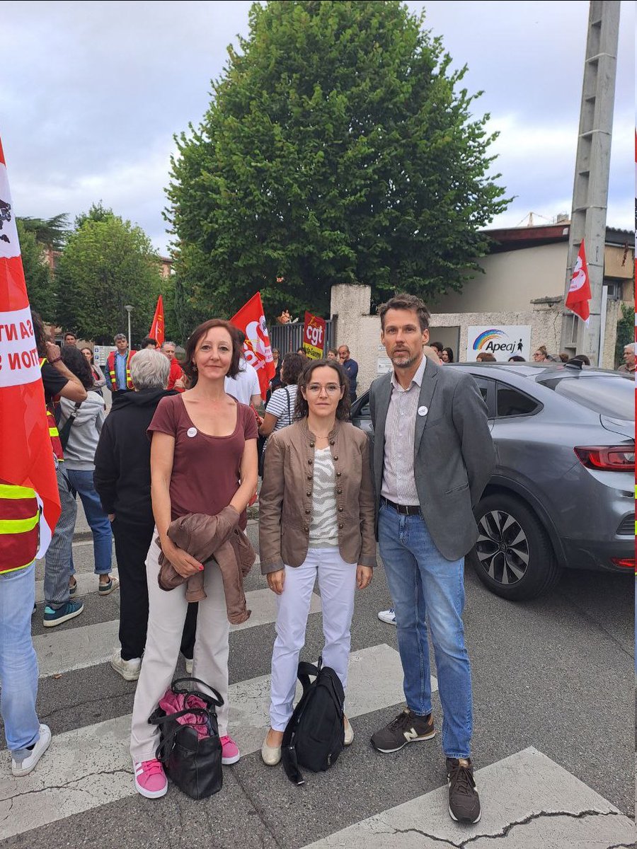 Nous étions presentEs en soutien aux salariéEs de l'APEAJ qui subissent la toxicité d'un management autoritaire. 
Dans le secteur social, quand les conditions de travail se dégradent, c'est la qualité de la prise en charge des plus vulnérables qui en pâtit et c'est intolérable !