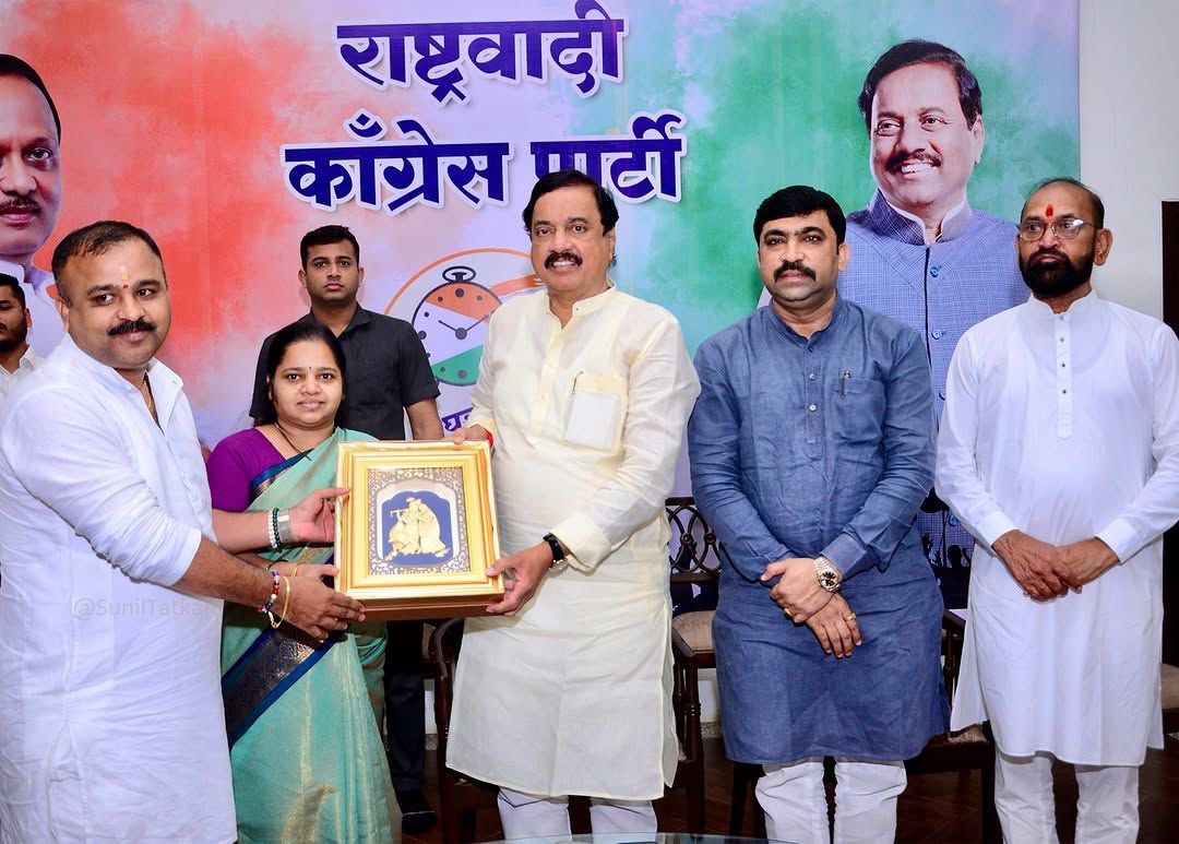SudhakarGhare's tweet photo. आज (दि. १५ सप्टेंबर) सुतारवाडी येथे राष्ट्रवादी काँग्रेस पक्षाचे प्रदेशाध्यक्ष आणि रायगडचे खासदार मा. श्री. सुनिलजी तटकरे साहेब यांच्या प्रमुख उपस्थितीमध्ये येथे कर्जत तालुक्यातील सामाजिक कार्यकर्ते श्री. नरेश जोशी व श्रीमती माधवी जोशी यांनी राष्ट्रवादी काँग्रेस पक्षात अधिकृत प्रवेश केला. त्यांना पुढील राजकीय वाटचालीसाठी मनःपूर्वक शुभेच्छा.
या प्रसंगी महिला व बालविकास मंत्री कु. आदितीताई तटकरे, माजी आमदार श्री. अनिकेतजी तटकरे, राष्ट्रवादी काँगेस पार्टी रायगड जिल्हा मुख्य प्रवक्ते श्री. भरतभाई भगत तसेच इतर पदाधिकारी आणि कार्यकर्ते उपस्थित होते.

#sudhakarghare #suniltatkre #ajitpawar #adititatkare #ncp #politics #karjat #khalapur #khopoli #raigad