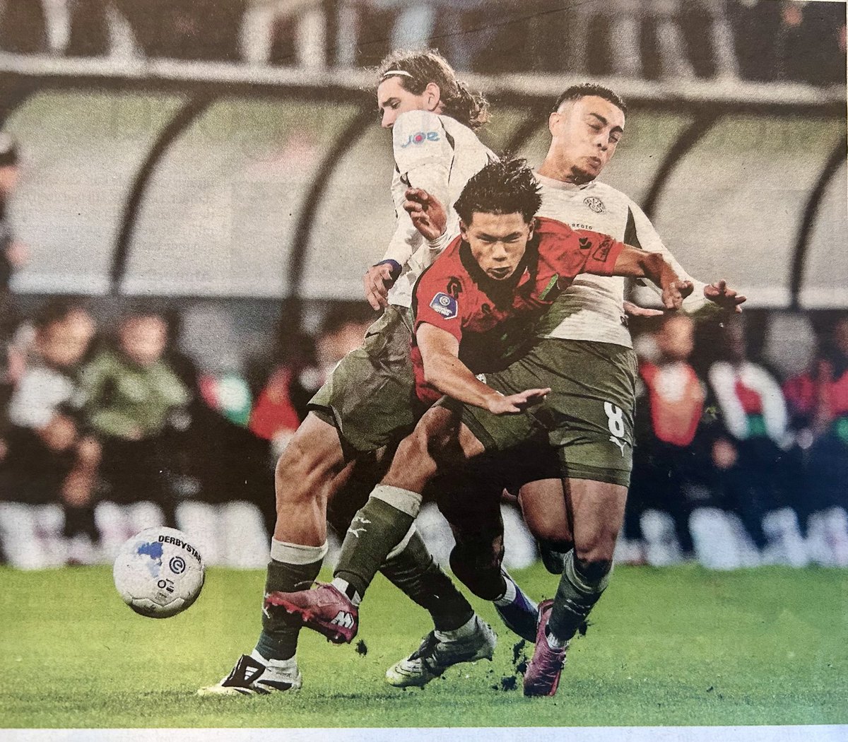 Twee keer rood was een optie. Kento was een doorgebroken speler. Maar de scheids van dienst vond dit niet eens een vrije trap. Foutje,bedankt Danny Makkelie. Effe maandje KKD? #necpsv