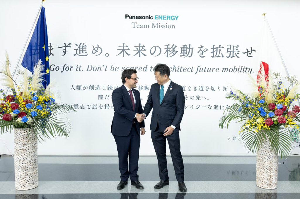 steph_sejourne's tweet photo. Si le succès de notre industrie devait tenir en quelques objets, la batterie en ferait partie 🔋

À #Osaka, heureux d’avoir pu discuter avec @panasonic de leurs perspectives d’investissement en UE &amp; accompagné la signature de 2 protocoles d’accord entre représentants du secteur. https://t.co/sWIeORM38W