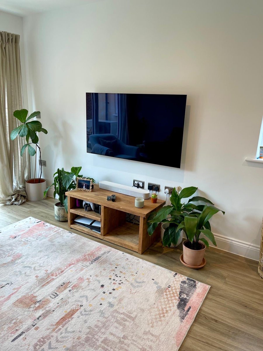 TDSLUK's tweet image. Swipe for the after 📺🪴

TV install with hidden tv cable last week for our customers new home 🏡

#eastbourne #tvinstall #electrician #sanus #eastbourneelectrician #satelliteinstaller #aerialinstaller #tvinstaller #newhome