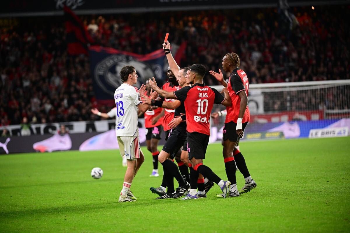 🟥Votre avis sur ce carton rouge ?

L’impact n’est pas dangereux, mais l’intention du geste est à bannir dans le football.

Pour ceux et celles qui auraient des incompréhensions sur le match d’hier, la Direction de l’arbitrage publie un communiqué demain.