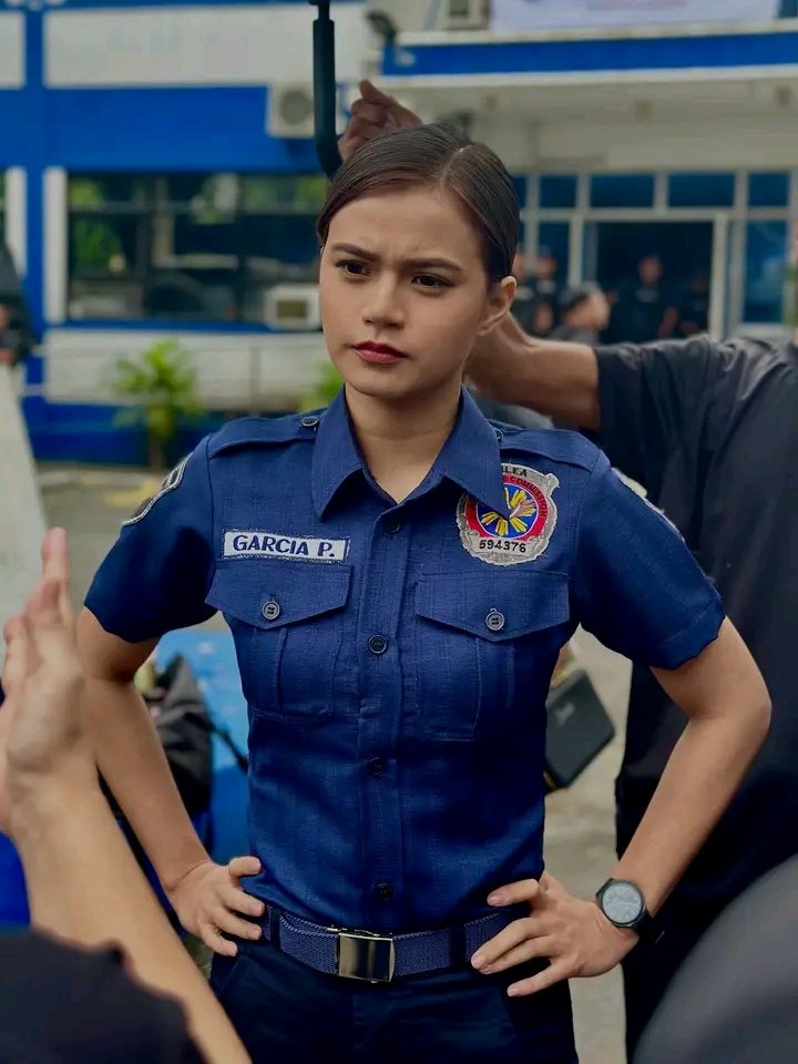 JeffOGarcia47's tweet image. Sa pagiging alagad ng batas, siya ay masusubukan. Agad-agad siyang sasabak sa isang matinding labanan at bakbakan!

Abangan si @MissMarisRacal bilang si Patrolwoman Paula "Ponggay" Garcia sa #FPJsBatangQuiapo, GABI-GABI, 8 PM sa ating #PrimetimeBida!

#FPJBQHandaNa #MarisRacal