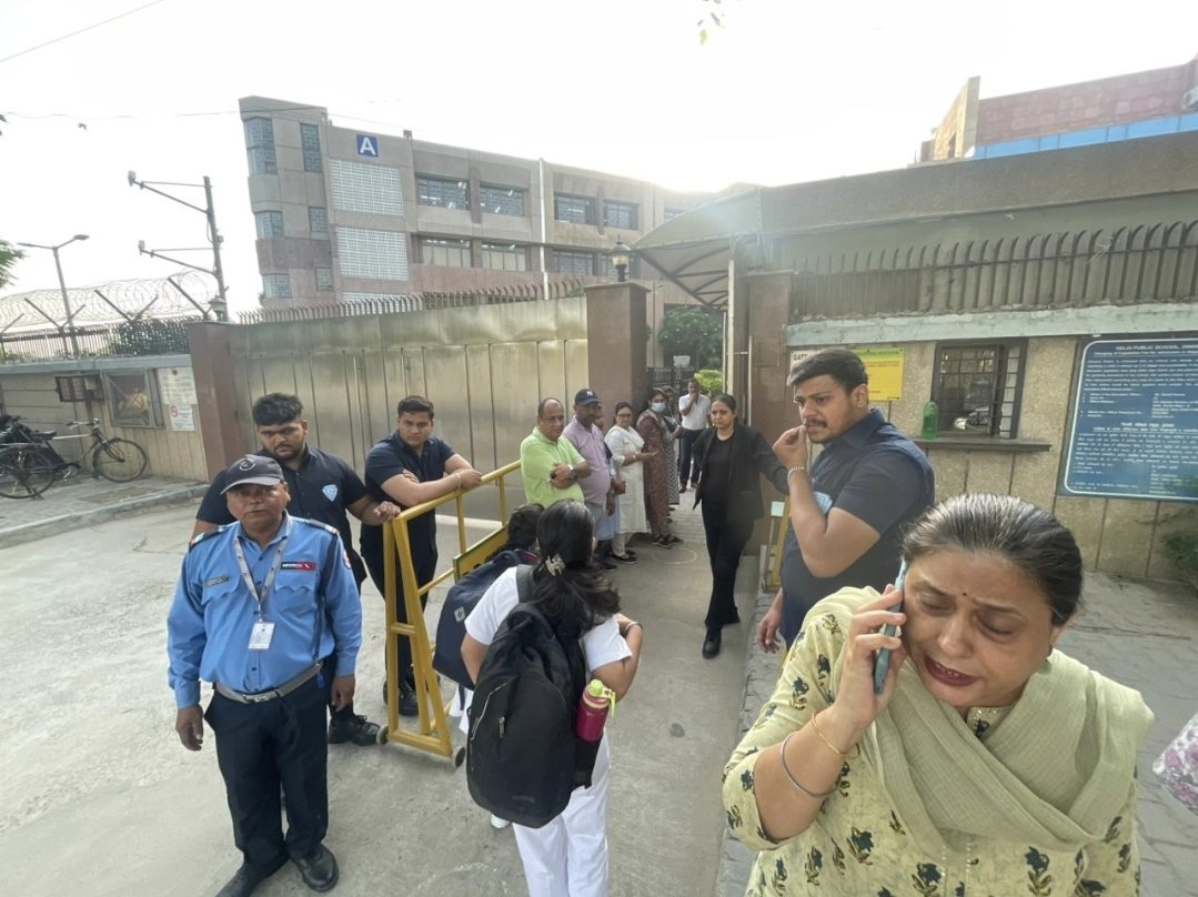 TaurusAmazing's tweet photo. @pbhushan1 @narendramodi @PMOIndia 
Irony !!! Gesture from a school who has hired bouncers to manhandle the children and made them under library arrest are now making use of those children to please the Prime Minister to cover up their inhumane behavior? 
Shameful DPS.... https://t.co/SLAEPwCwXj