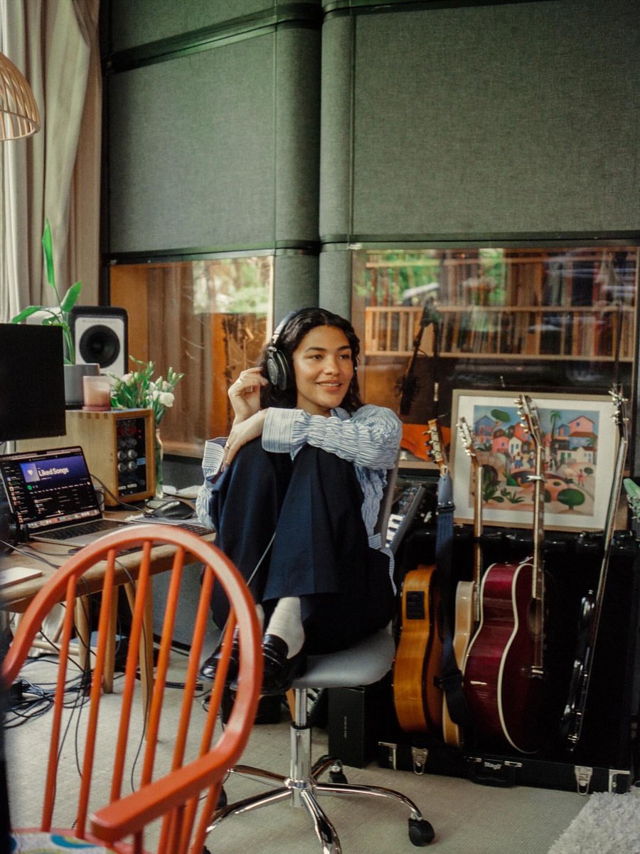 liviadeansource's tweet photo. ‘the art of loving! yours next week friday!’

- Olivia via Instagram💌 https://t.co/m82e7qgToh