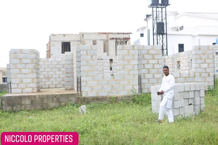 NICKFridayA's tweet photo. 💥 Carcass for sale.
💥 5 bedroom duplex 
💥 450m²
💥 Location Country home estate Sabon Lugbe by Naxkaxe
💥 Agent fee 5%
💥 Price : 65m
💥 Call: 08161942689/07057565355
💥 All paper verification done https://t.co/kwAagpmYSS