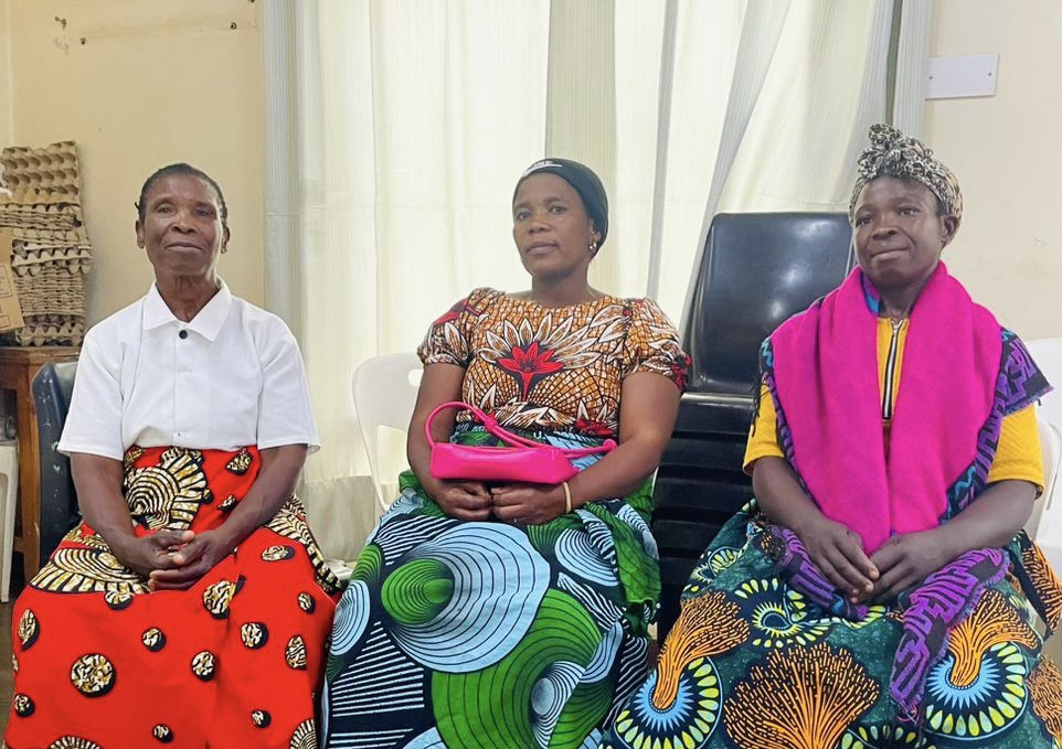 Priscar has lived with fistula for 28 years. Thanks to the love and support of her sister, she was brought to the Fistula Care Centre in Malawi. Today she leaves us fistula free. During her stay, her sister and cousin visited (pictured).

#Malawi #HopeHealingDignity #family