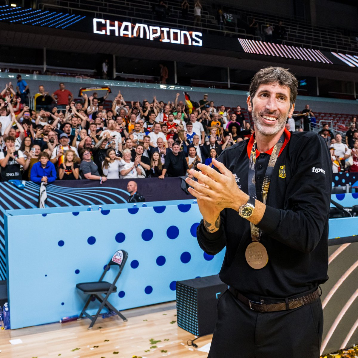 Ya sabía lo que era colgarse este metal al cuello como jugador, pero ahora...

ÁLEX MUMBRÚ es CAMPEÓN DE EUROPA como entrenador, llevando a Alemania🇩🇪 al oro continental.

¡Enhorabuena, <a href="/Alexmumbru15/">Alex Mumbrú</a>! 👏

📸: <a href="/EuroBasket/">FIBA EuroBasket</a>
