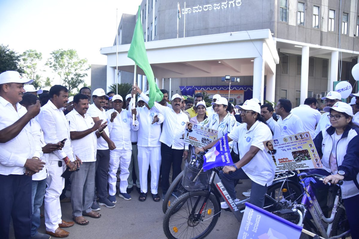 dswochanagar's tweet photo. ದಿನಾಂಕ: 15.09.2025ರಂದು ಜಿಲ್ಲಾಡಳಿತ,  ಜಿಲ್ಲಾ ಪಂಚಾಯತ್ ಹಾಗೂ ಸಮಾಜ ಕಲ್ಯಾಣ ಇಲಾಖೆ, ಚಾಮರಾಜನಗರ ಇವರ ವತಿಯಿಂದ ನಡೆದ ಅಂತರಾಷ್ಟ್ರೀಯ ಪ್ರಜಾಪ್ರಭುತ್ವ ದಿನಾಚರಣೆ-2025ರ ಅಂಗವಾಗಿ ನಡೆದ ಸೈಕಲ್‌ ಜಾಥಾ ಮತ್ತು ವಿವಿಧ ಕಾರ್ಯಕ್ರಮಕ್ಕೆ ಗಣ್ಯರು ಚಾಲನೆ ನೀಡಿದ ಸಂದರ್ಭ.
@CMahadevappa   @SWDGoK @Captain_Mani72 @ConstitutionGoK https://t.co/BDSGQ5JAKT