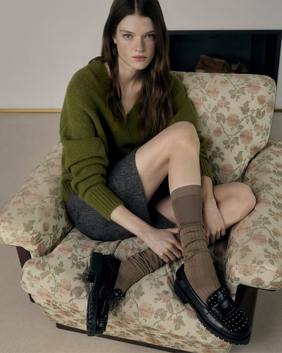 dilasimagroup's tweet image. Weekend Max Mara’nın Sebago ile hazırladığı kapsül koleksiyonun karakterini belirleyen mikro gümüş zımbalar, çizgisel yerleşimiyle dikkat çekiyor. Bu metalik detaylar, preppy stilin zarafetini punk ruhunun dinamik tavrıyla buluşturuyor.
#WeekendMaxMara #Sebago #DilasimaGroup