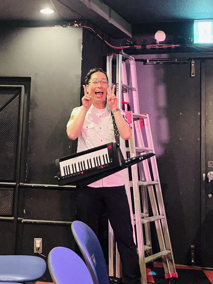 amanopigunon's tweet photo. #GMF2
おもひで。

GAMETALリハ。

飛び入りというには"荷が勝ち過ぎる程素敵な"機会をいただき

正直もうMCリハどころではなくなって

緊張でお腹いたくなるわ手が震えるわ
ヨナオさんが慰めてくれて
落ち着かせてもらったりしてた時間

写真は笑顔だけど
内心本当本当パニックだったのよ https://t.co/KSpfFLJLqx