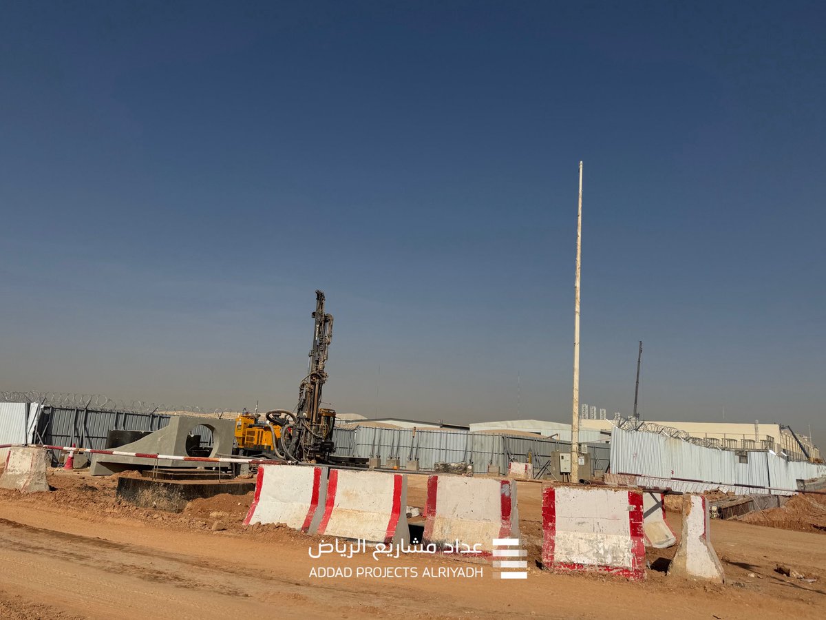 مدينة تقنية جديدة .. 

تعمل مدن على إنشاء منطقة تقنية بحي الجنادرية في شرق #الرياض على مساحة تبلغ 355 ألف م²، وستضم مرافق متكاملة تشمل مراكز بحث وتطوير، وحاضنات أعمال للشركات الناشئة، ومجمعات مكتبية للشركات التقنية، إضافة إلى بنية تحتية ذكية تدعم الابتكار والتقنيات الحديثة