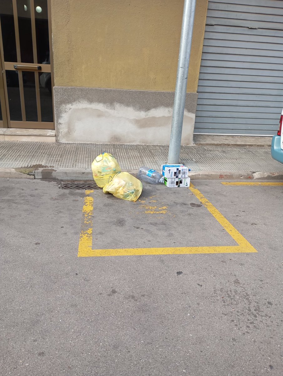 Així ens trobem un dia més els carrers de #Manlleu, brutícia, incivisme i deixadesa per part d'aquest govern municipal de Junts i ERC. 

El canvi és el nostre compromís.

#Manlleu #Osona