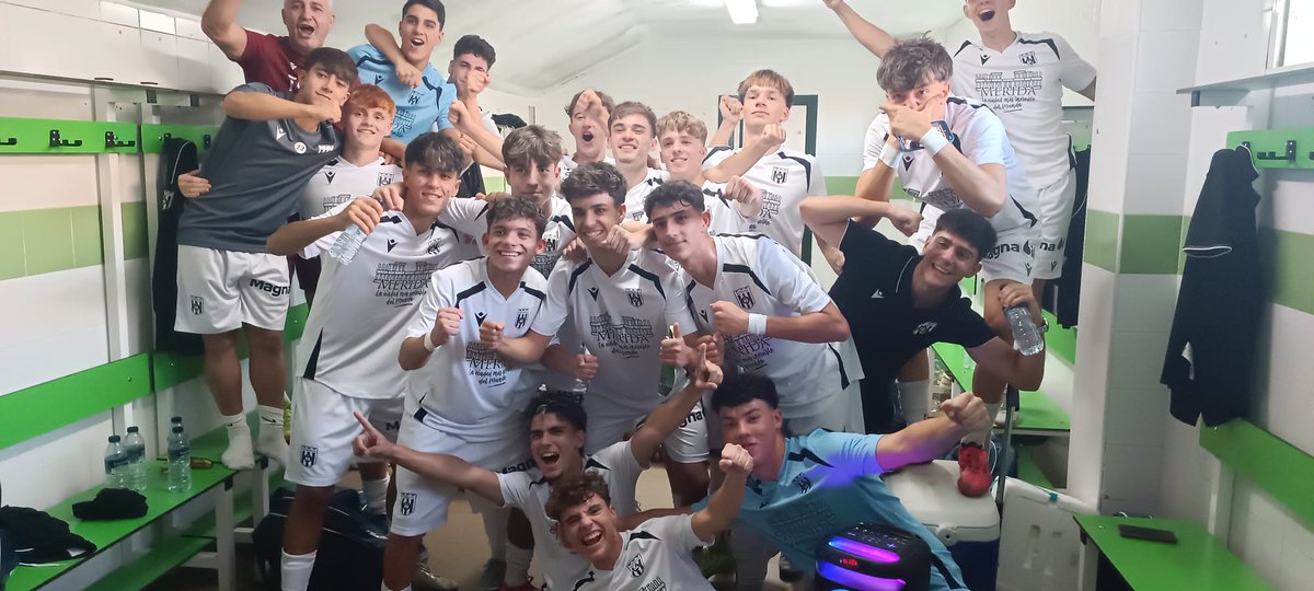 Academia_Merida's tweet photo. ✅ Victoria y 3 puntos de nuestro #JuvenilA en Navalmoral de la Mata 

@Ac_Moralo 0-1 #JuvenilA

🙌🏼⚽️⚪️⚫️➕ https://t.co/J2LgTGOQoV
