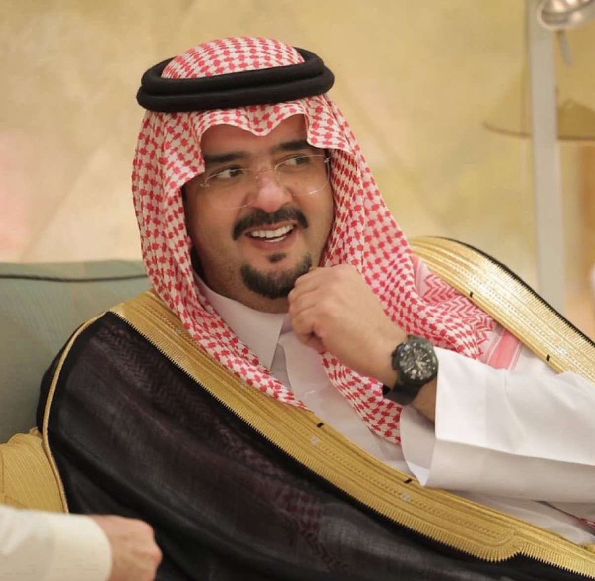 يا عبدالعزيز الطيب .. وجهك تباشير
في طلعتك نورٍ يضيء كل ميدان

وارث كرم فهد .. كريم المشاهير
بحرٍ من الجود .. ما توارى ولا لان

مع قادة التوحيد .. صفٍ وتباشير
دارٍ على التوحيد .. ما هزّها شان
#عبدالعزيز_بن_فهد ❤️
#خالد_بن_الشيخ