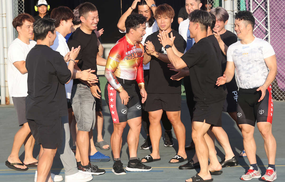 sponichikeirin's tweet image. 【#福井競輪 GⅡ#共同通信社杯 決勝】

胴上げの後、近畿の仲間に感謝する #南修二 選手。いい光景です

#スポニチ #競輪