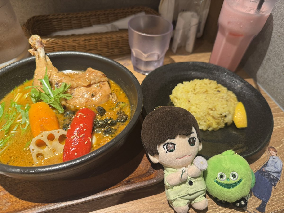 ランチ遅めだったのでGARAKUで食べてきました😋空港だと割高だけど…それでも💫すすきので並ぶよりは早かった？私🍛あんまりスープカレーと相性が良くないんだけど⚡️ココのスープカレーは美味しかったチキンもホロホロで食べやすかった😋
(ご飯が少ないのは🚆特急でおにぎり3つ食べたせいです🍙)