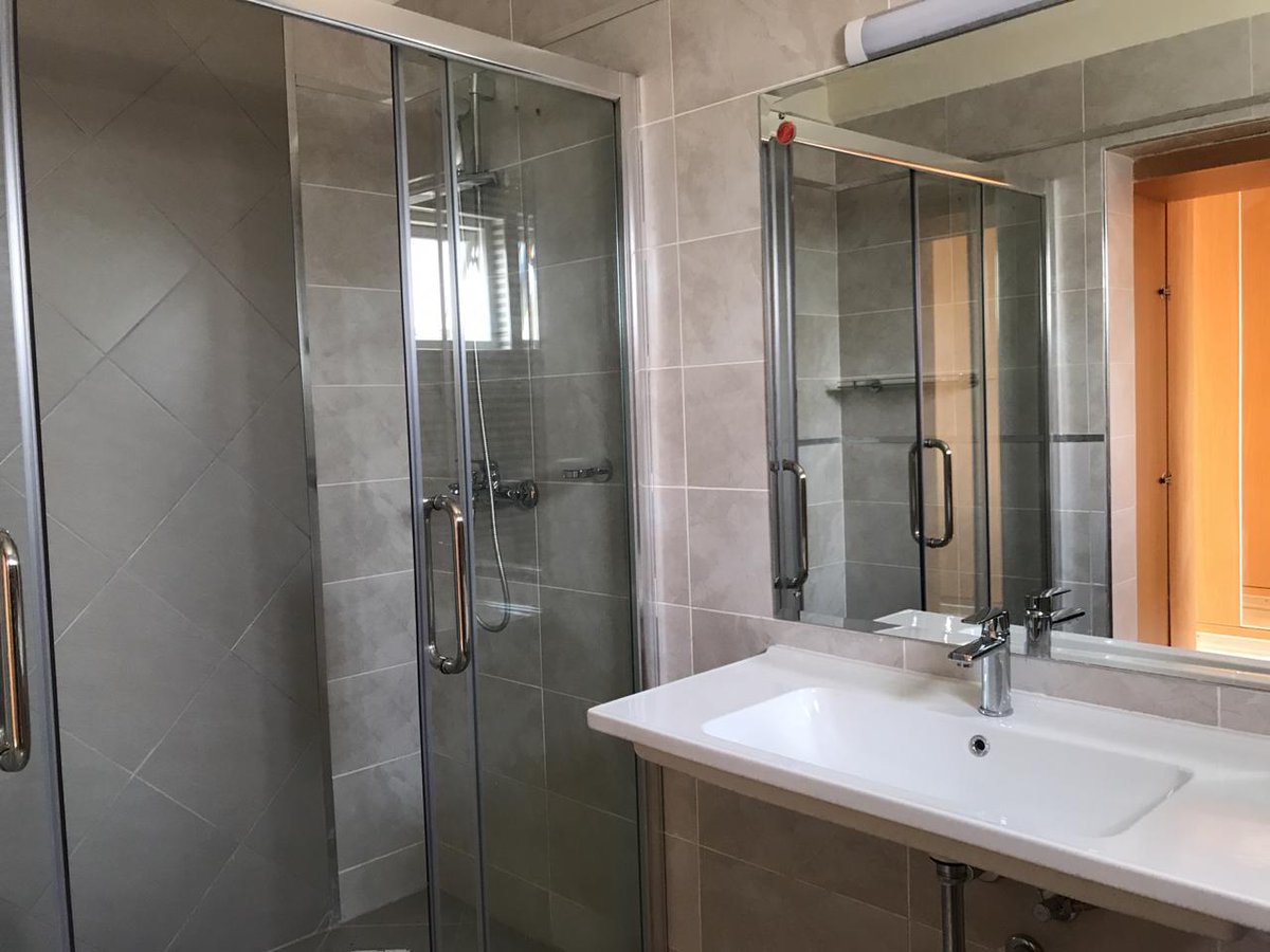 Myspace_Kenya's tweet image. This elegant 3-bedroom apartment features a spacious living and dining area, closed-plan fully fitted kitchen with an inbuilt oven, cooker, microwave, and a pantry, plus a DSQ. All bedrooms are ensuite, offering ultimate comfort and privacy.

#tolet #westlands #apartments