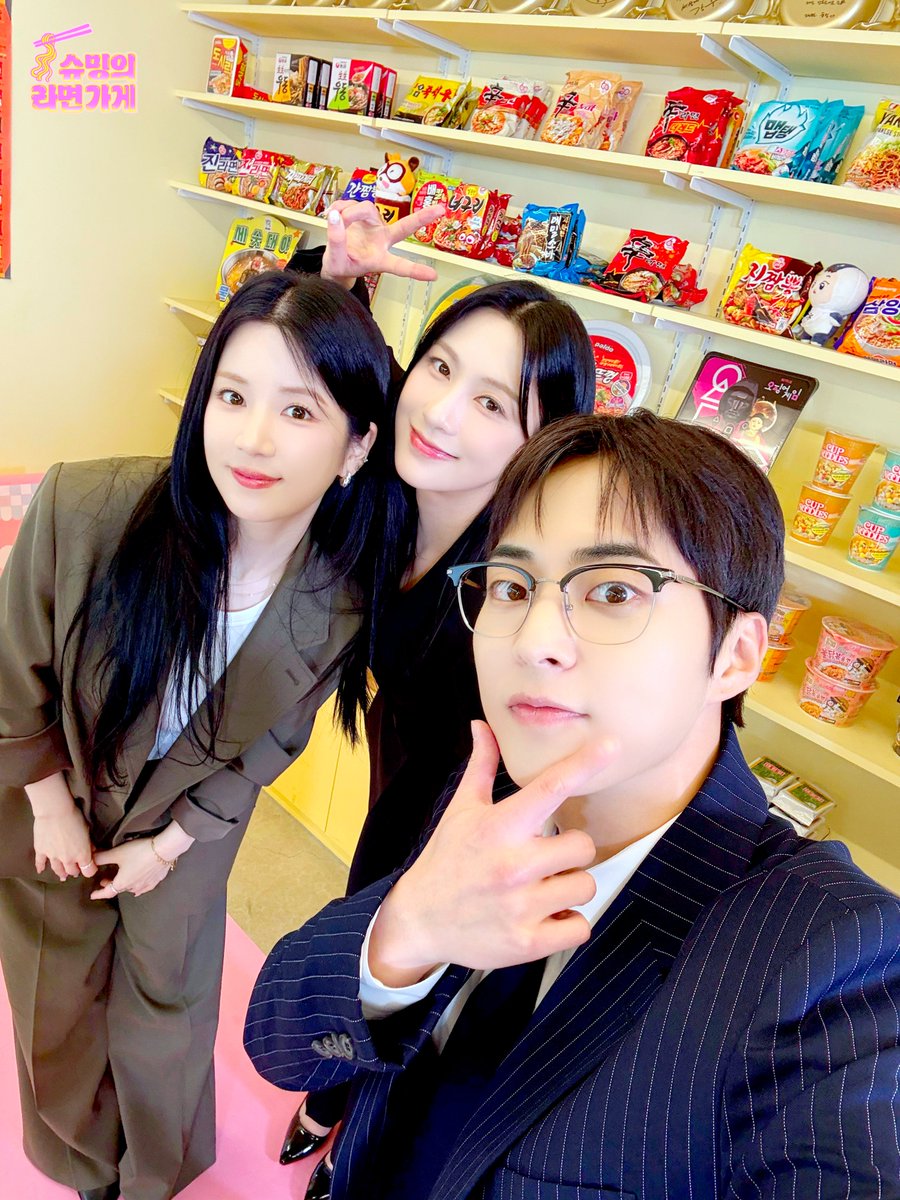 Xiumin_store's tweet photo. <슈밍의 라면가게>
열일곱 번째 손님 Apink 박초롱&amp;오하영과
슈사장님의 인증 사진📷

#슈밍의라면가게 #XIUMIN_STORE
#시우민 #XIUMIN
#에이핑크 #Apink
#박초롱 #초롱 #ChoRong
#오하영 #하영 #HaYoung

@XIUMIN_INB100
@Apink_2011

EP.17 다시 보러 가기
▶ https://t.co/2oLifqzc3E https://t.co/rZ2p1Bsc6a