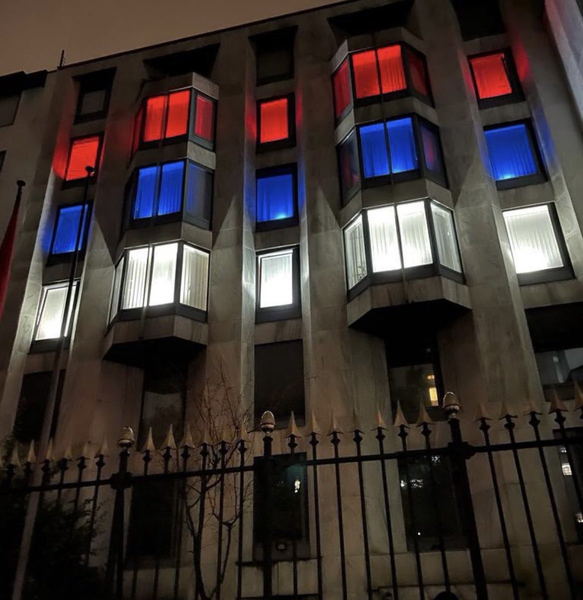 Today, we honor unity, freedom &amp; our national flag. 🇷🇸

On this day in 1918, the Serbian army broke through the Salonika Front, marking the start of Serbia’s liberation. 

We continue to stand for the rights, freedom &amp; dignity of the Serbian people everywhere.

#Serbianunityday🇷🇸