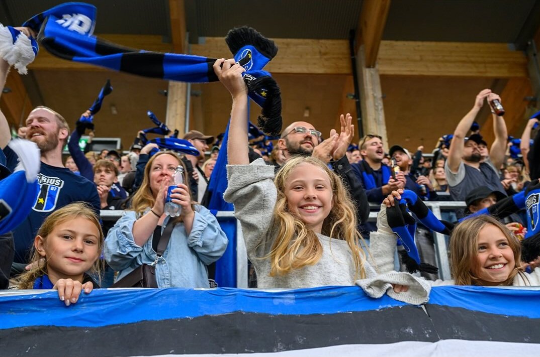 Att det ska behöva se ut så här på svensk fotboll, längst ner på brottsplatsen ståplats med maskerade män och starkölsservering.