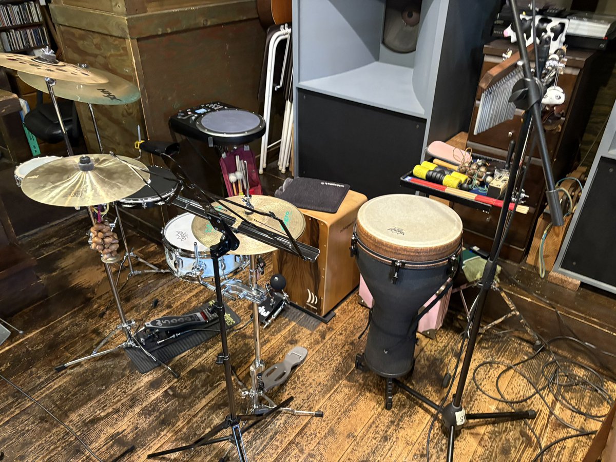 bakoperc's tweet photo. 今日は神戸市西区のスウィングヴィルで「うしをみやこワンマンライブ うし小屋ライブ」新しいパーカッションセッティングを色々やってみた。
#スウィングヴィル
#スイングビル
#うしをみやこ
#小林順子
#小林俊介
#パーカッション
#ジャンベ
#handsonic https://t.co/favGMCBOxF