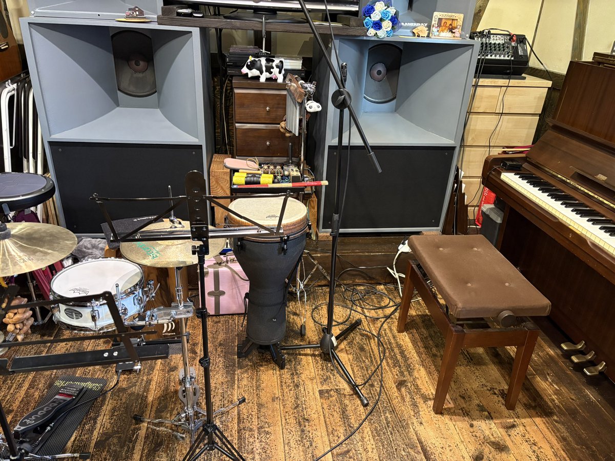 bakoperc's tweet photo. 今日は神戸市西区のスウィングヴィルで「うしをみやこワンマンライブ うし小屋ライブ」新しいパーカッションセッティングを色々やってみた。
#スウィングヴィル
#スイングビル
#うしをみやこ
#小林順子
#小林俊介
#パーカッション
#ジャンベ
#handsonic https://t.co/favGMCBOxF
