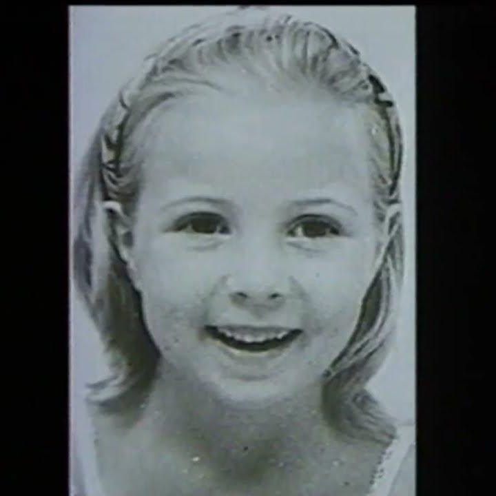 InstitutJustice's tweet photo. 13 septembre 1993. La petite Karine, 8 ans quitte son école primaire à la fin de la journée. 

Sur le parking, surprise, elle reconnait "Tonton Patrick", un ami de sa famille. 

Ce dernier lui propose de la ramener chez elle. Heureuse, elle monte dans le véhicule. 

Mais "Tonton Patrick" n'est pas n'importe qui. C'est l'un des criminels les plus dangereux de France : Patrick Tissier, surnommé "l'ogre de Perpignan".

Il a déjà été condamné pour meurtre en 1972, s'est évadé, a violé une femme pendant sa cavale, a été re-condamné... pour finir par être libéré en 1992. 

Pendant presque un an, Patrick Tissier se tient tranquille. C'est à ce moment qu'il rencontre la famille de Karine. 

Mais le 6 août 1993, il se livre à une véritable frénésie meurtrière. 

Sa première victime sera sa voisine de palier, Concetta Lemma, qu'il viole puis assassine par strangulation avant de faire disparaître son corps. 

Un mois plus tard, le 10 septembre, il assomme son amie, Marie-Josée Gauze, et la viole alors qu'elle est évanouie. Patrick Tissier s'apprête à la tuer, mais elle parvient à le convaincre de la laisser sauve. 

L'ogre de Perpignan s'enfuit à la recherche de sa prochaine victime. 

Et c'est sur le parking de l'école primaire de la fille de ses amis qu'il la trouvera, ce 13 septembre 1993. 

Au lieu de ramener Karine chez elle, il l'emmène dans une maison abandonnée, prétextant un "jeu", il la menotte. Là, il la viole, l'étrangle et jette son corps dans un puit.

Patrick Tissier est libérable depuis 2023. 

N’oublions jamais Karine Volckaert.