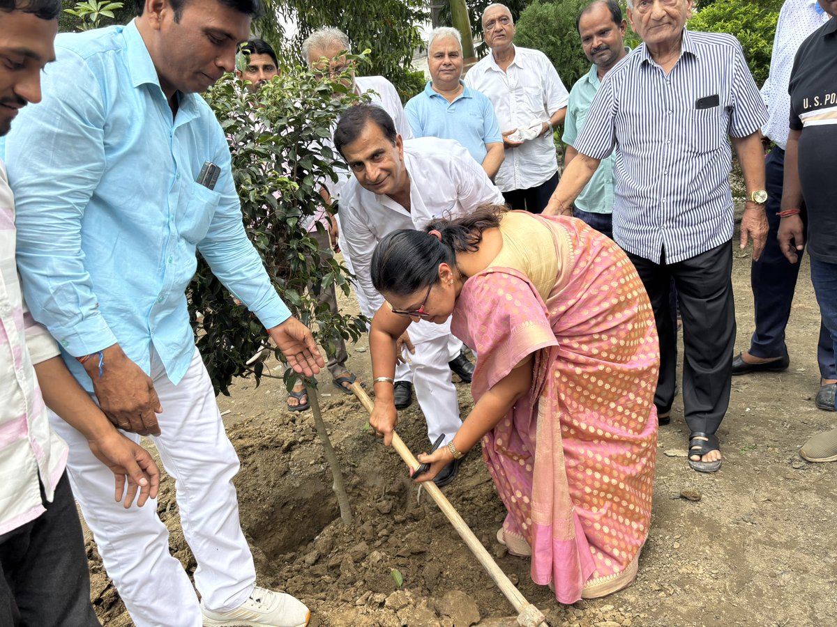 Nykmuzaffarnag1's tweet image. मेरा युवा भारत शामली द्वारा आयोजित “एक पेड़ माँ के नाम” पहल के तहत
माननीय सचिव, युवा कार्यक्रम विभाग, @YASMinistry 
डॉ. पल्लवी जैन गोविल, IAS द्वारा पौधारोपण किया गया। @MYBharatHQ 
#EkPedMaaKeNaam #PlantATree #YouthForNature 🌍🌿