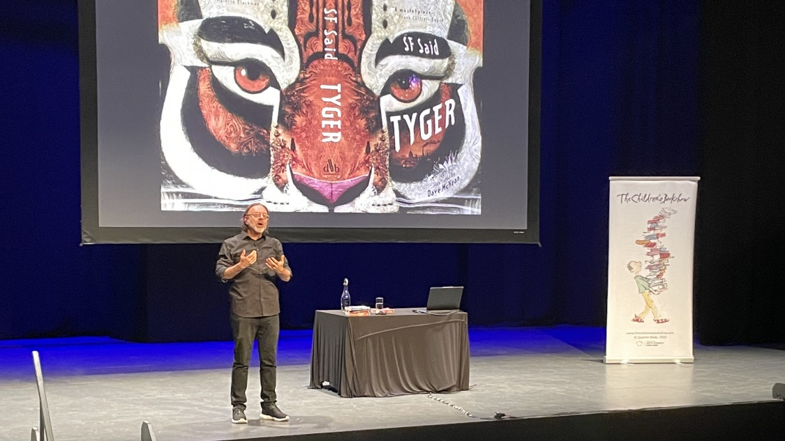 ChildrensBkShow's tweet image. #TheChildrensBookshow Autumn Tour starts this Friday! Find out more about how we share the joy of books in this brilliant @PaperboundMag interview with @whatSFSaid: bit.ly/4nwVdnZ 

#SFSaid will be performing with us in November 🐯 #readingforpleasure #childrensbooks